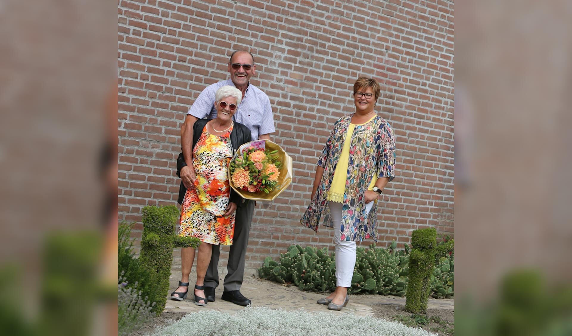 De heer en mevrouw De Kruiff-Akkerman en wethouder Herma van Dijkhuizen (foto: 3Jet Fotografie Ochten)