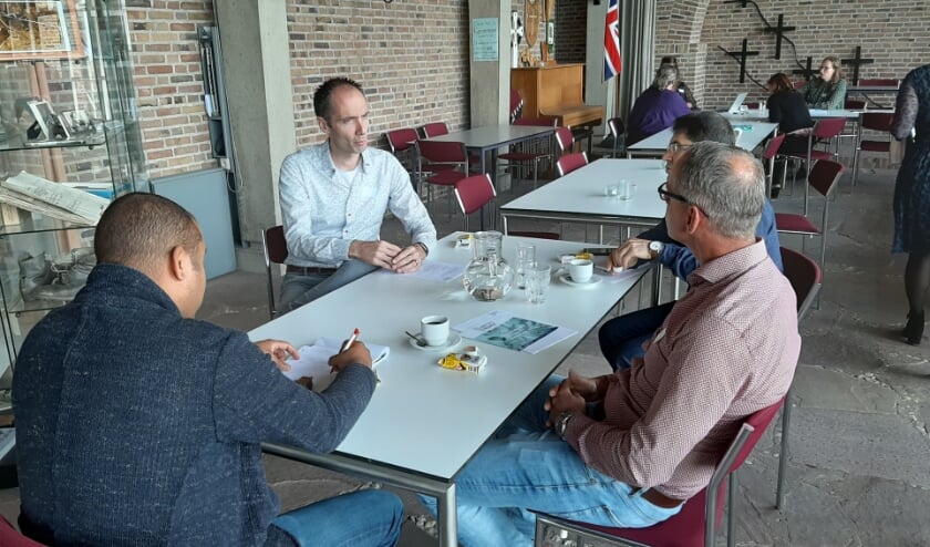 Deelnemers in gesprek met een werkgever. (foto: Cora van den Berg)