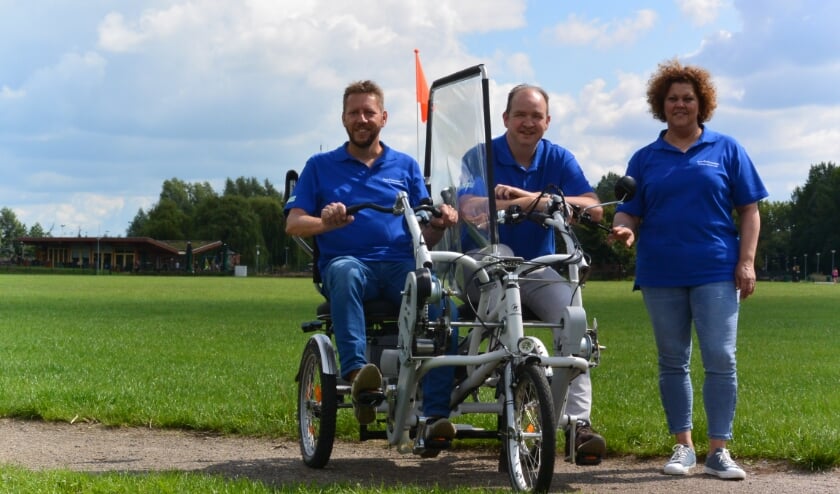 Bestuursleden (van links naar rechts) Gerard, Aart en Manon met de duofiets met tussenscherm. (foto: Anouk Rutgers)