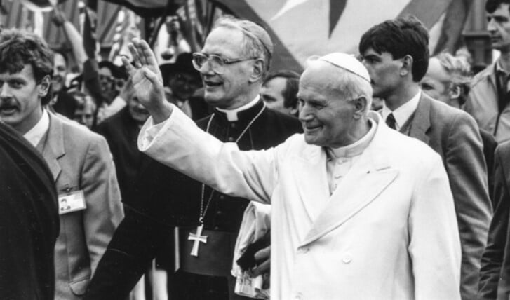 Kardinaal Simonis ontvangt paus Johannes Paulus II tijdens zijn bezoek aan Nederland in mei 1985.