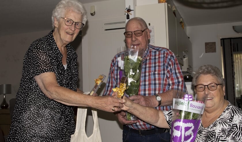 Riek Verhoeven overhandigt jubileumtas. (foto: Els Schipper)