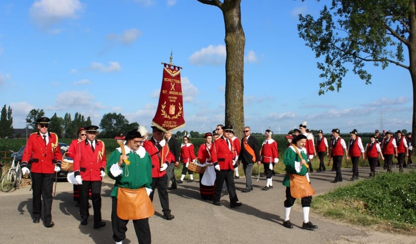 De schutterij in optocht om het koningspaar op te halen.