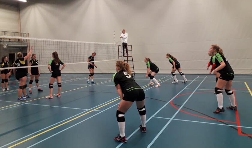 De dames van Xanthos in actie tijdens een wedstrijd. (foto: Esmé Volmeijer)