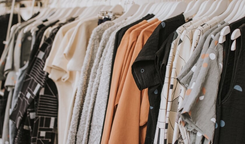 Kleding ruilen weer mogelijk. (foto: Lauren Fleischmann /unsplash)