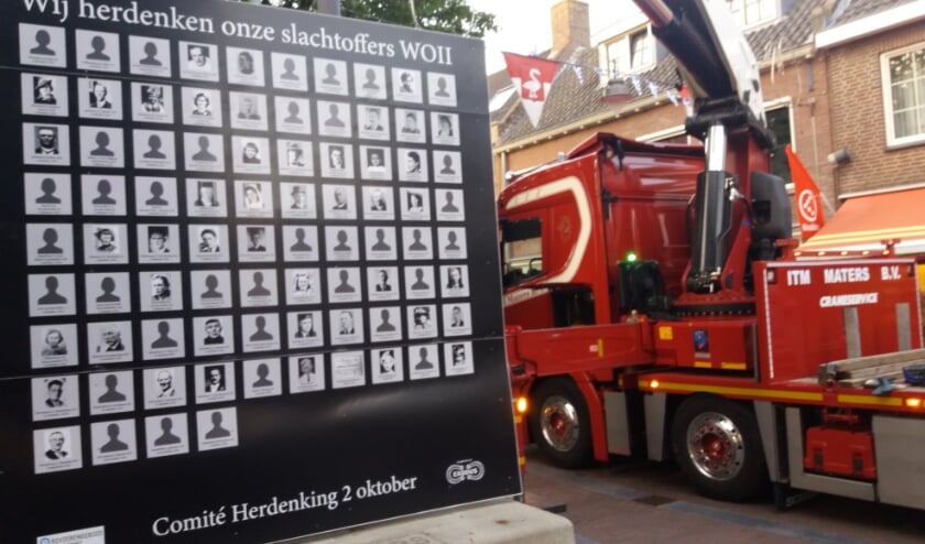 Het 2 zijdig Namenpaneel met de 187 slachtoffers is weer geplaatst, onderdeel van herdenken. (foto: Martien van Hemmen)