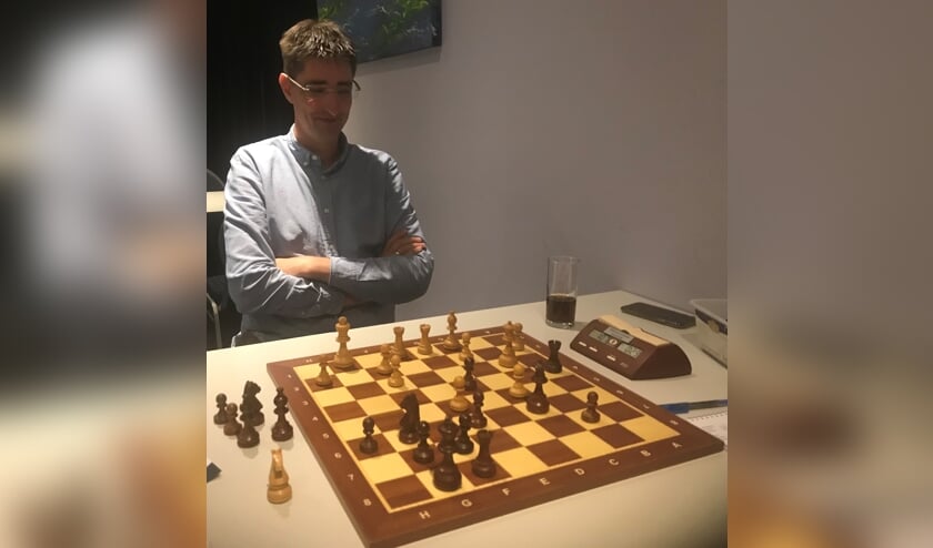 Jorg Benningshof bekijkt zijn stelling en ziet vooral kansen voor zwart. (foto: Huub Blom)