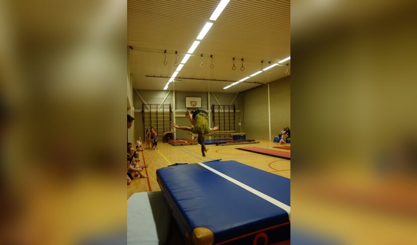 Salto's springen bij GV Wilskracht. (foto: GV Wilskracht)