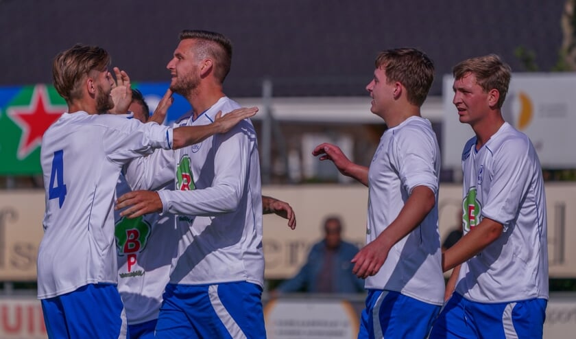 DFS viert een goal van Mark van Burken. (foto: René Roelofs)
