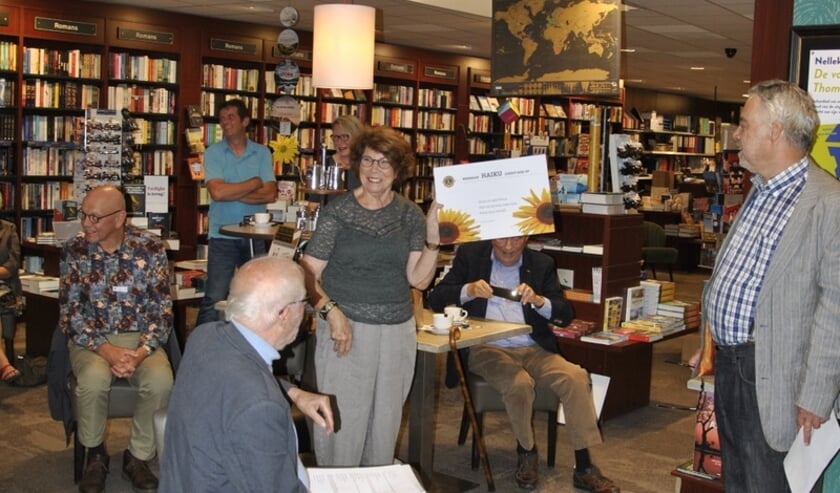 Prijsuitreiking Haiku Wedstrijd. (foto: Jaap Vreeken - Lions de Liemers)