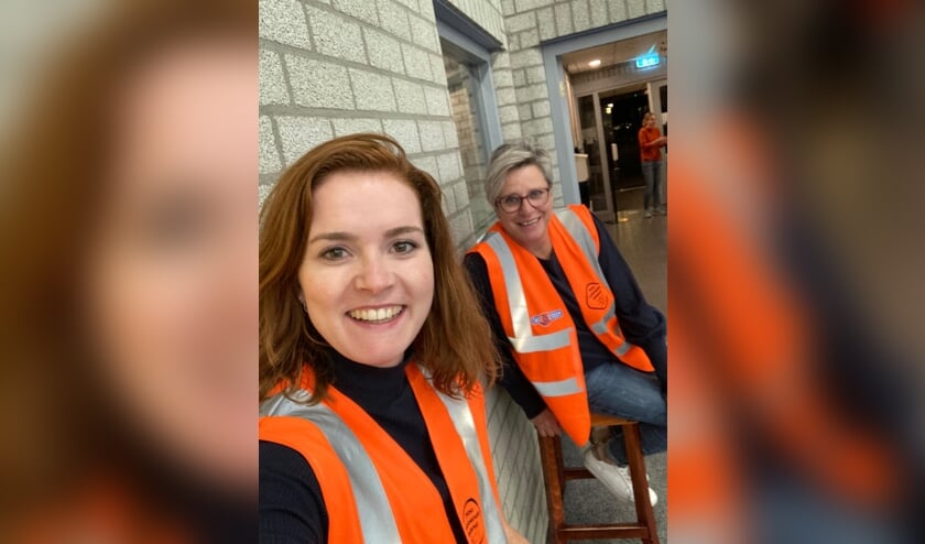 De zaalwacht houdt veiligheid in de gaten. (foto: Milou Rikken)