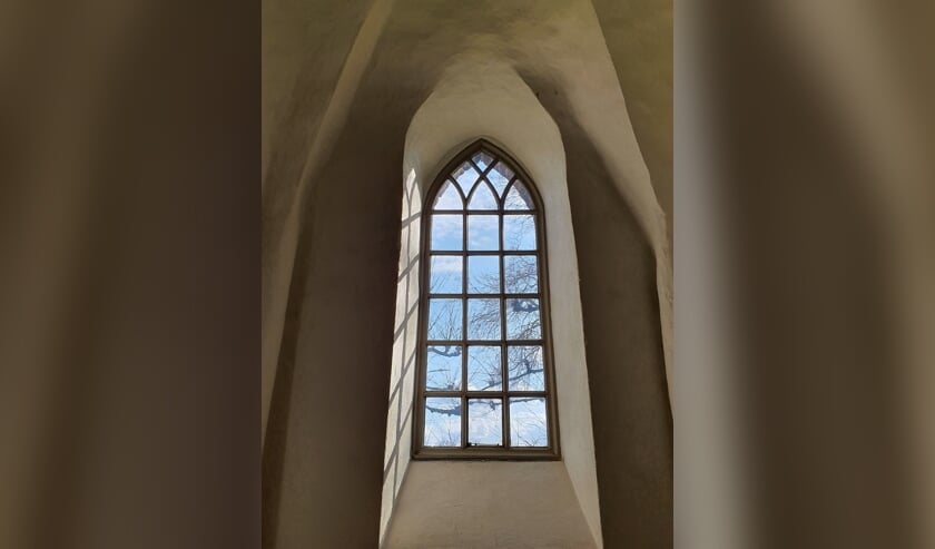Zijraam van de Sint-Joriskerk van binnenuit. (foto: PKN Heumen)