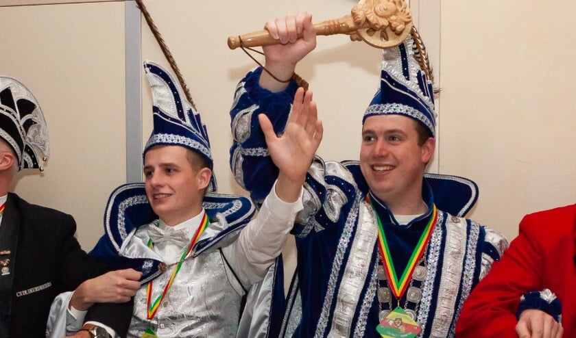 Hopelijk mogen Adjudant Jelle Roordink (links) en Prins Thijs (Steentjes) de 1e nog een carnavalsfeestje meemaken. (foto: Eddy de Wild)