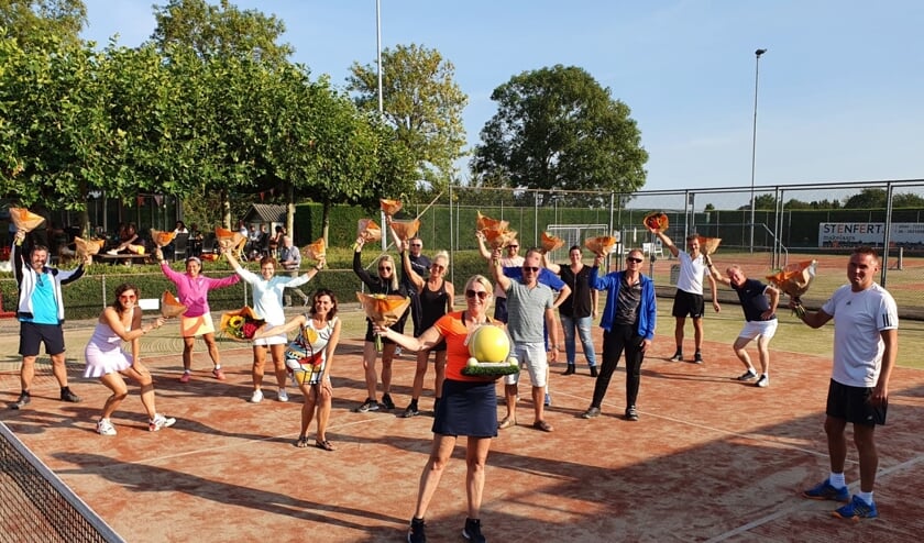 Een trotse Marion Louwers van De Kersenplukkers met de bokaal en alle finalisten. (foto: Kees de Jongh)