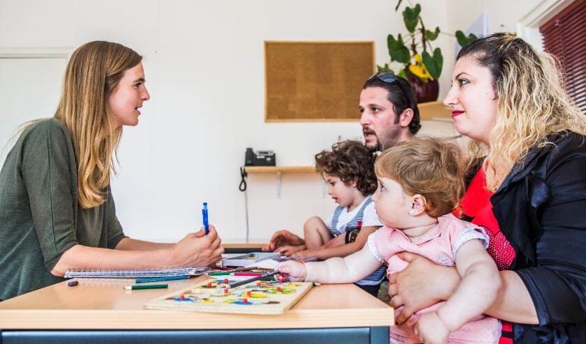 Vrijwilliger en vluchtelingen. (foto: Goedele Monnens)
