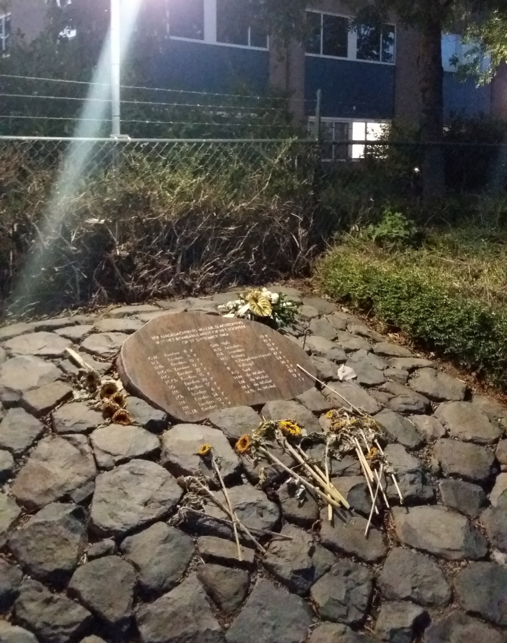 Het 17 september monument is duurzaam verlicht (foto: Exoduscomité )