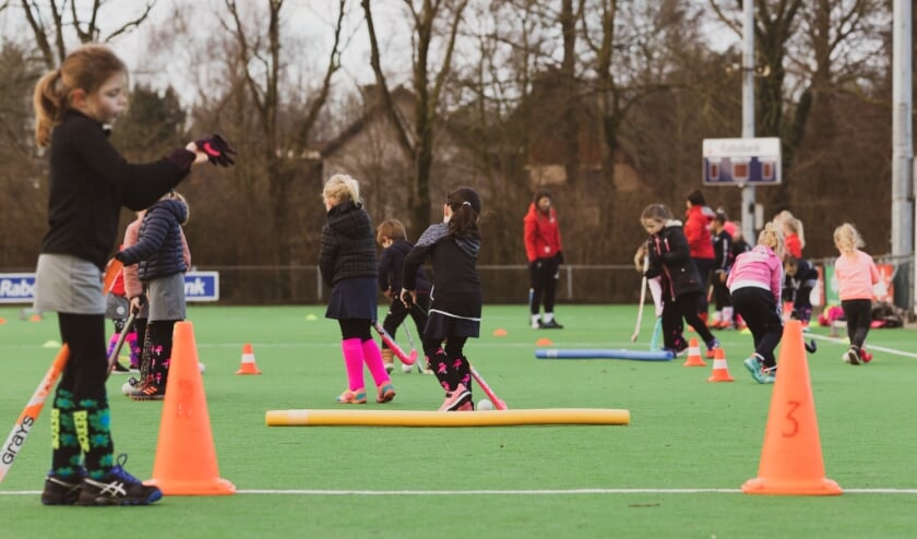 <p>De jeugd van HVZ kan ondanks de lockdown toch lekker blijven bewegen tijdens de HVZ Winter Academy. (foto: Mirjam Fotografeert)</p>