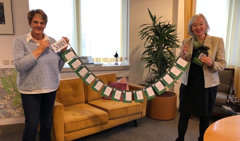 <p>Burgemeester Marriett Mittendoff krijgt 1ste set gedichten van Charlotte Selten-Litmaath namens de dichters van De Pennenstreek. (foto: Winnie secr. burgemeester)</p>