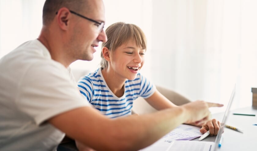 <p>Een mentor van School's cool coacht zijn leerling. (foto: istock)</p>