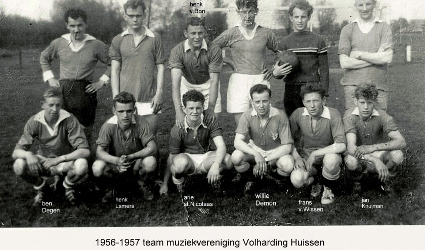 <p>Elftalfoto van muziekvereniging Volharding Huissen uit de jaren 1956-1957.</p>