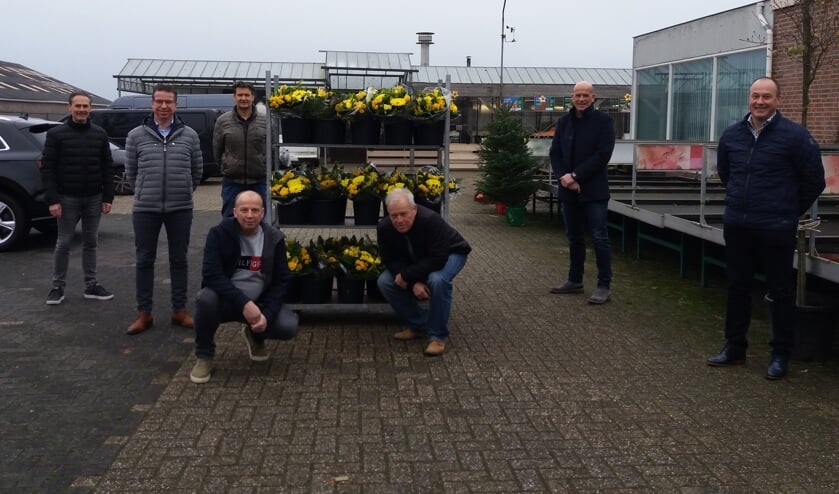 Bestuur Groesbeekse Boys op weg naar de jubilarissen
