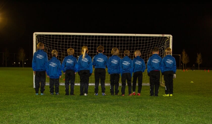 <p>JO10-2 showt de nieuwe trainingspakken. (foto: sv DFS)</p>