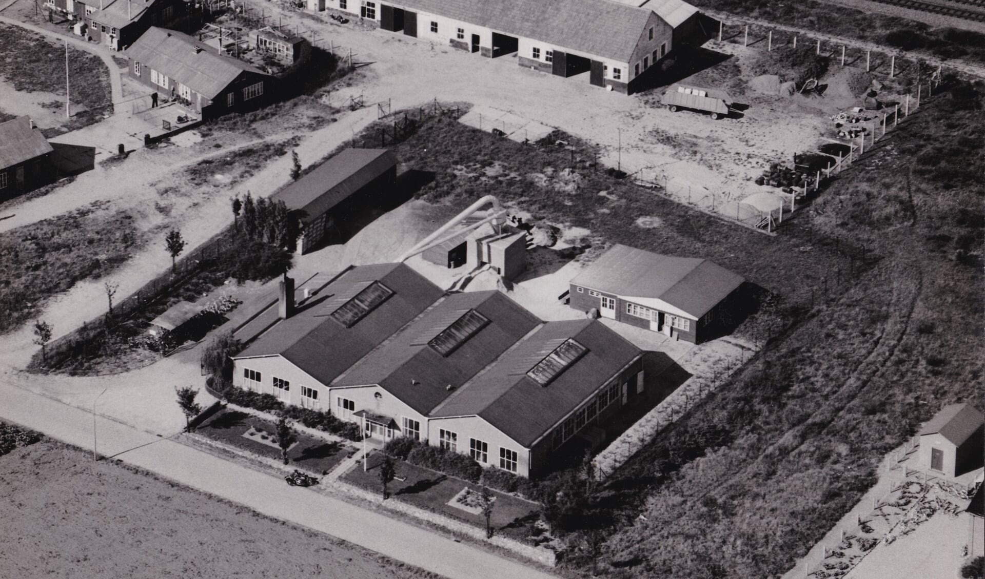 Na het afbranden in november 1952 van de Lola – Borstelfabriek aan de Kerkstraat, moest snel een andere productieruimte worden gevonden. De borstelfabricage namelijk verschafte werk aan circa veertig mensen. (foto: Heemkundekring Groesbeek)