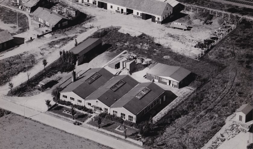 <p>Na het afbranden in november 1952 van de Lola – Borstelfabriek aan de Kerkstraat, moest snel een andere productieruimte worden gevonden. De borstelfabricage namelijk verschafte werk aan circa veertig mensen. (foto: Heemkundekring Groesbeek)</p>