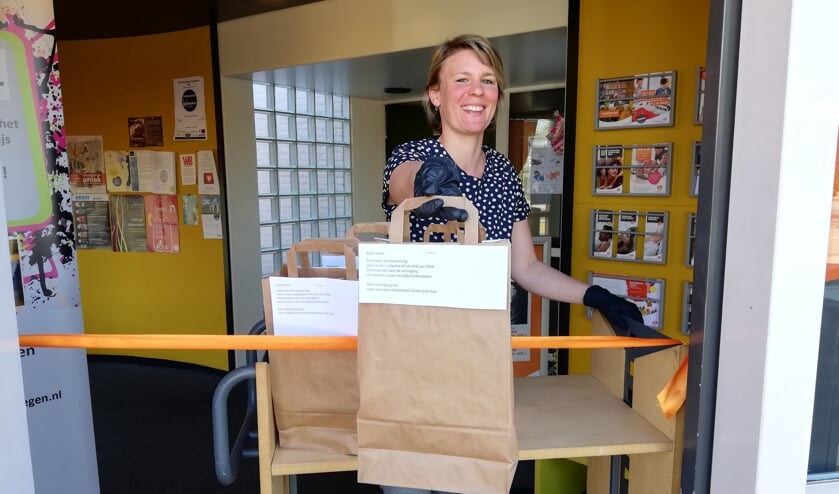 <p>Klantadviseurs van de bibliotheek stellen met zorg de verrassingspakket samen. (foto: Bibliotheek Gelderland Zuid)</p>