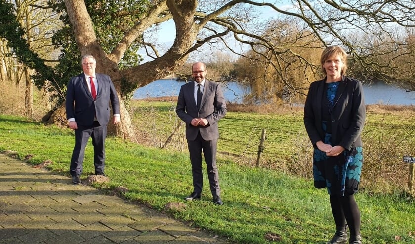 <p>Het nieuwe bestuur van de Groene Metropoolregio Arnhem-Nijmegen en de voormalig voorzitter van de regio Arnhem-Nijmegen.</p><p>Van links naar rechts: Lucien van Riswijk, vice-voorzitter en burgemeester Zevenaar, Hubert Bruls, voorzitter en burgemeester Nijmegen, Ahmed Marcouch oud-voorzitter en burgemeester Arnhem, Helga Witjes, lid dagelijks bestuur en wethouder Lingewaard.</p>
