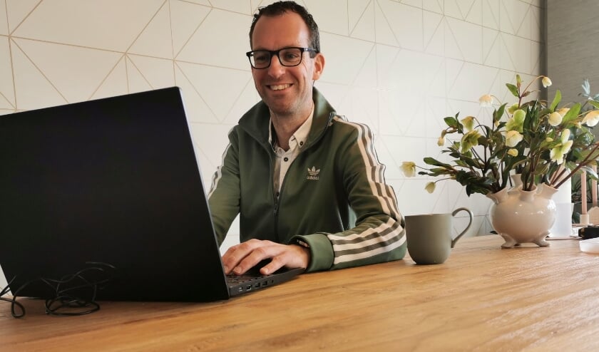 <p>Bas van Rossum bezig met de dagelijkse online voetbalquiz. (eigen foto)</p>