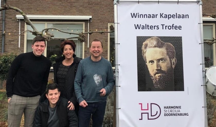 <p>Winnaar Stefan Hendriks (rechts)met echtgenote Corine en zonen Cas en Sten. (foto: Marcel Knuiman)</p>