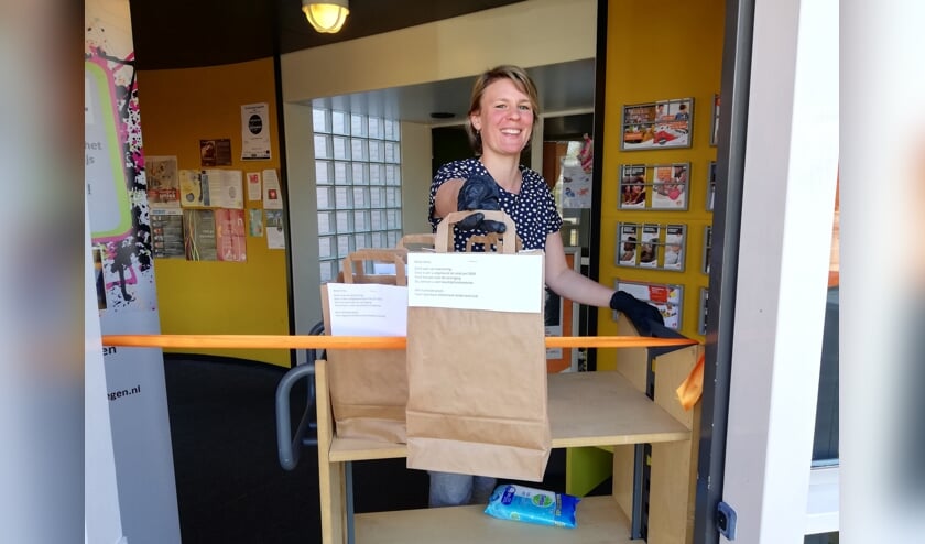 <p>Klantadviseurs van de bibliotheek stellen met zorg de verrassingspakket samen. (foto: Bibliotheek Gelderland Zuid)</p>