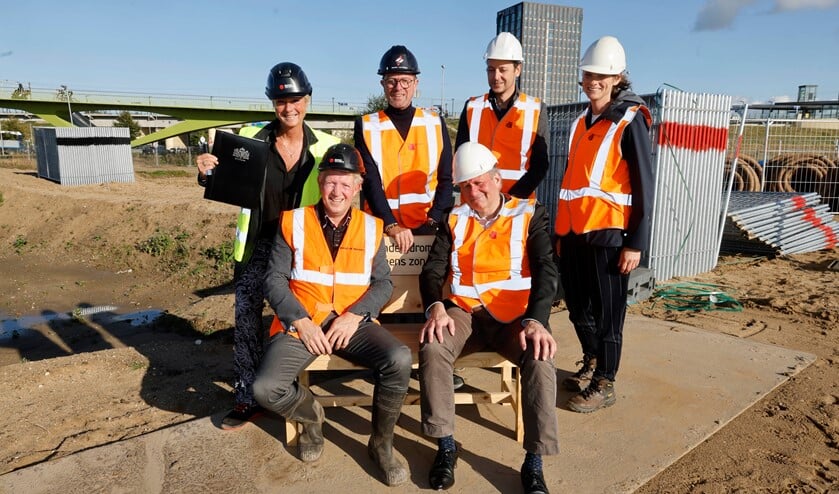 Vertegenwoordigers van gemeente en bouwbedrijf op locatie. (Foto: Gerard Verschooten)