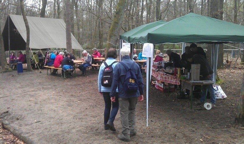 Deelnemers aan de Lentewandeltocht bij de rustplek.