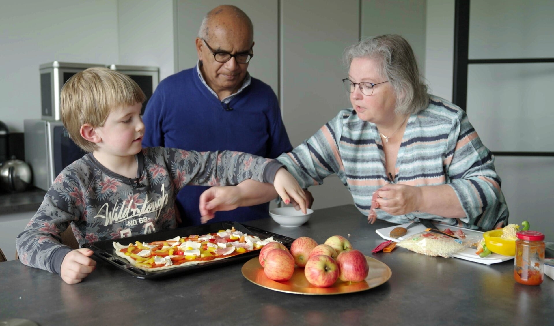 Sem op bezoek bij zijn steunouders Albert en Joyce.   