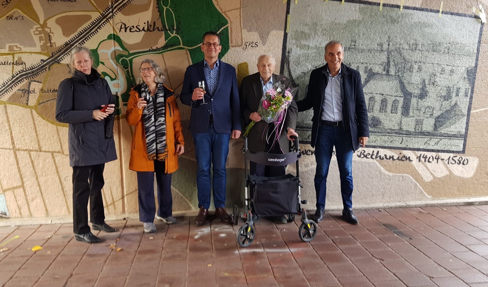 V.l.n.r.: Initiatiefnemers Bep Boerboom, Loes Nierop en Hubert Slings, buurthistoricus Piet Schreuder en wethouder Bob Roelofs. (Foto Rob van Sprang) 