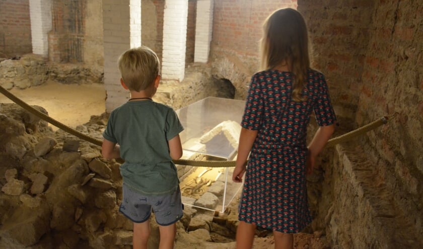 Kinderen bij het Meisje van Elst in het Tempel | Kerk Museum Elst