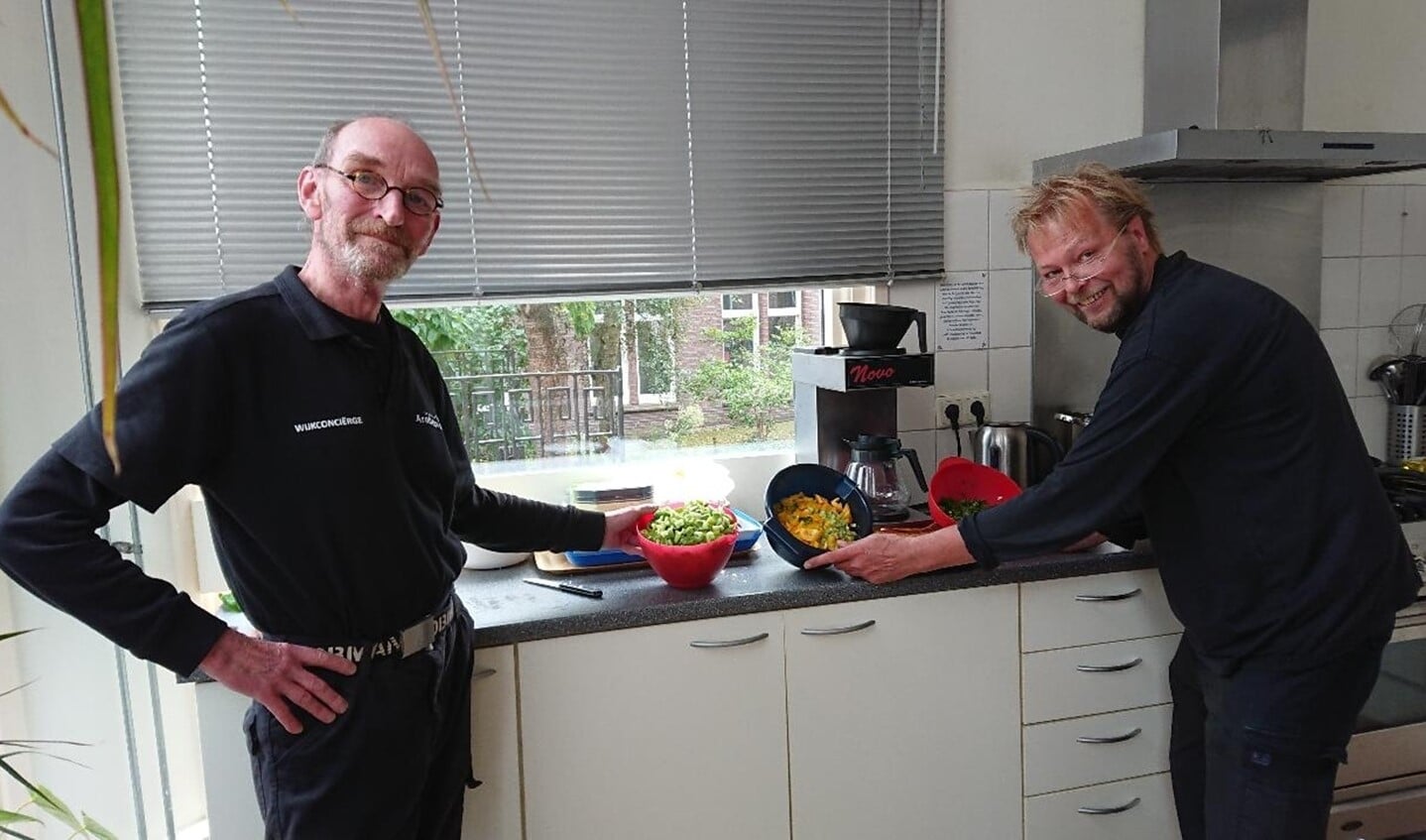 De buurtconciërges van Klarendal koken een lekker maaltje voor hun buren. (Foto: Hilde Wijnen)