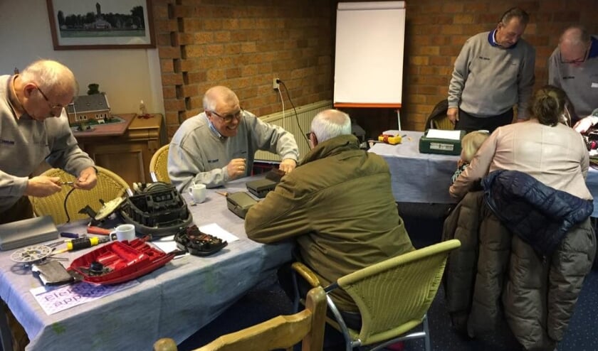 <p>Vrijwilligers Repair Café. (foto: J.M. de Zwart)</p>
