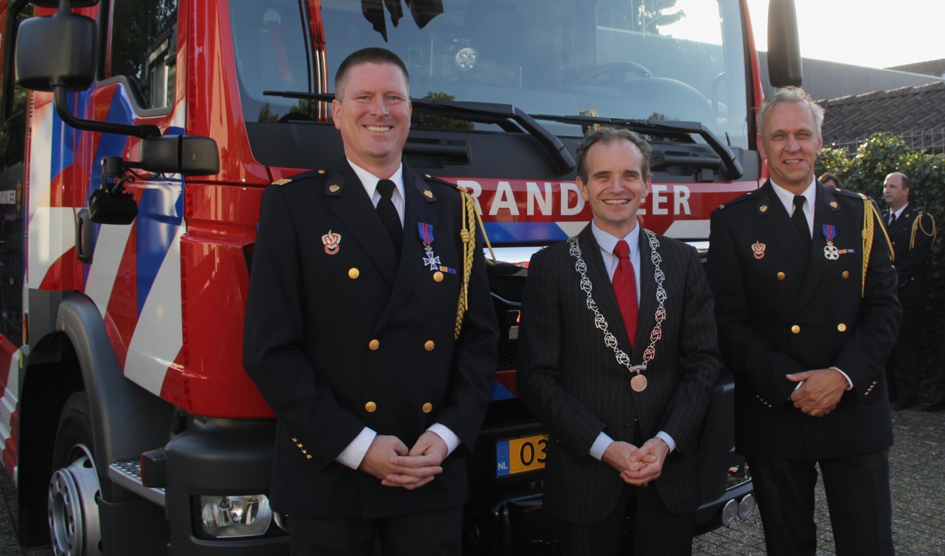 Van links naar rechts: Oscar Ooievaar, burgemeester Slinkman en John Jacobs. (foto: Peter Hendriks)