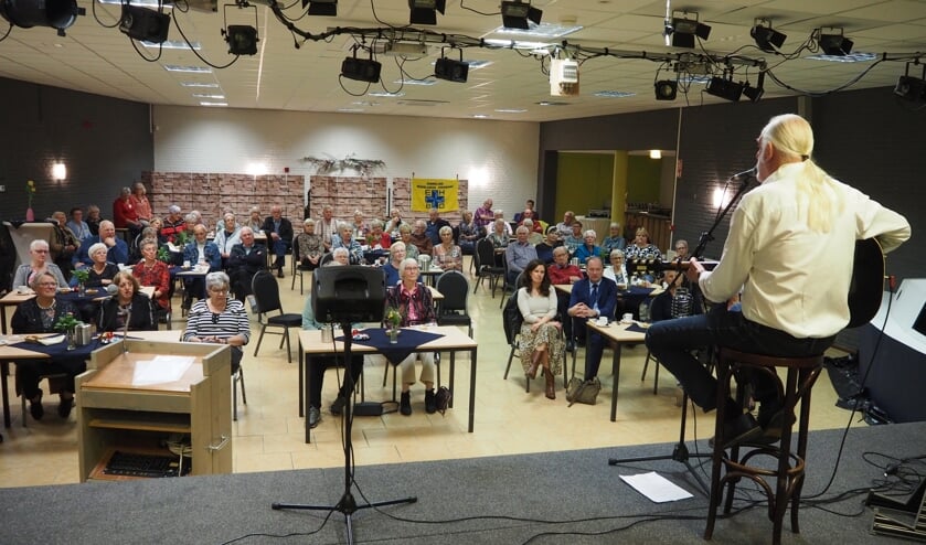 <p>Optreden Dick van Altena tijdens Dag van de Ouderen. (foto: Gerard Nieuwenhuis)</p>