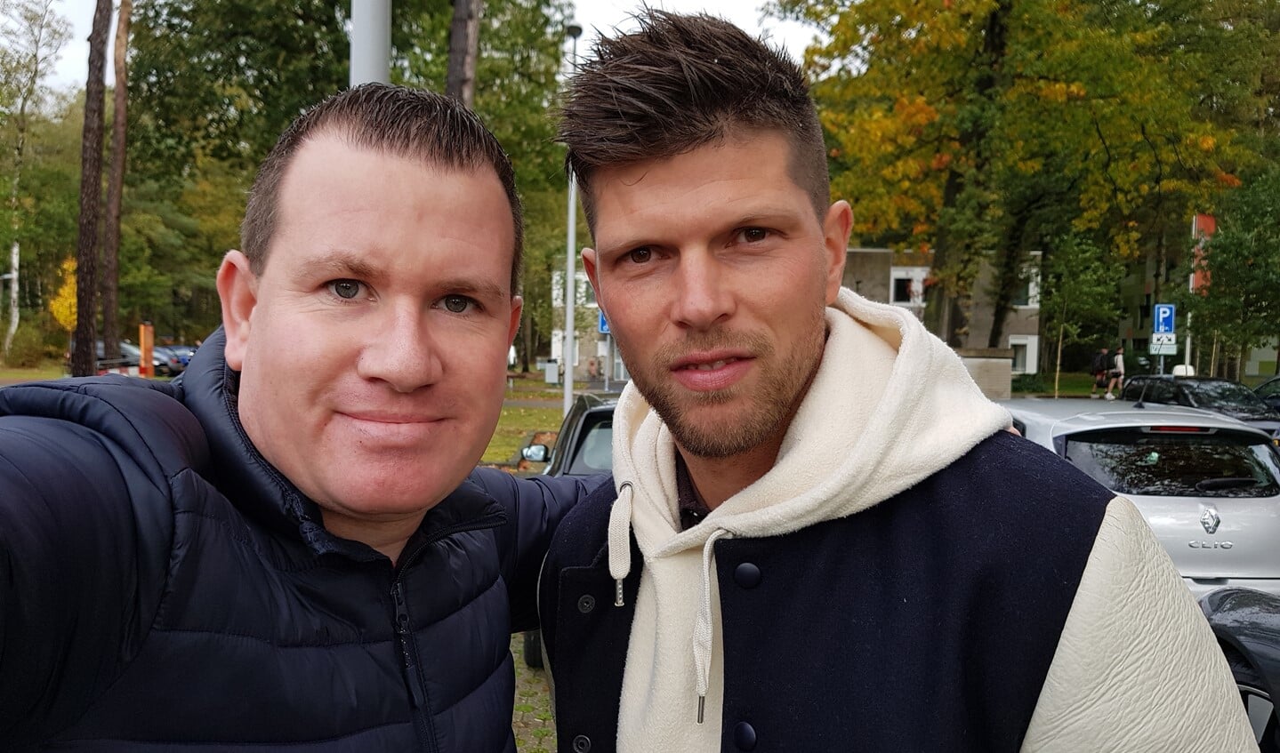 Fotograf Erwin van Veldhuizen gaat met Klaas-Jan Huntelaar op de foto.