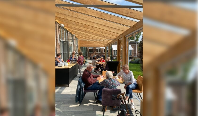 <p>Gezellig samenzijn op zondag in Huiskamer van Elst. (foto: Hester van Aalst)</p>