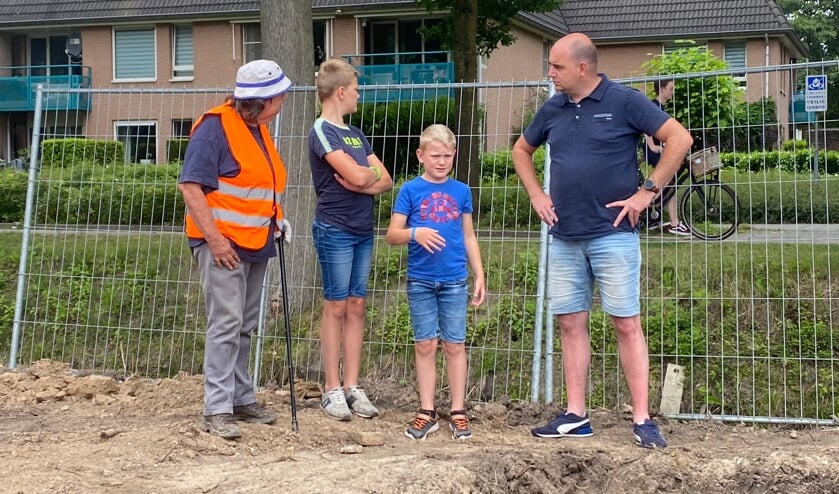 <p>De jeugd wordt ontvangen door Annemarie, bij de opgraving aan de Nedereindsestraat in Kesteren. Opgraving naar het Romeinse verleden van Kesteren. (foto: André van Ingen)</p>