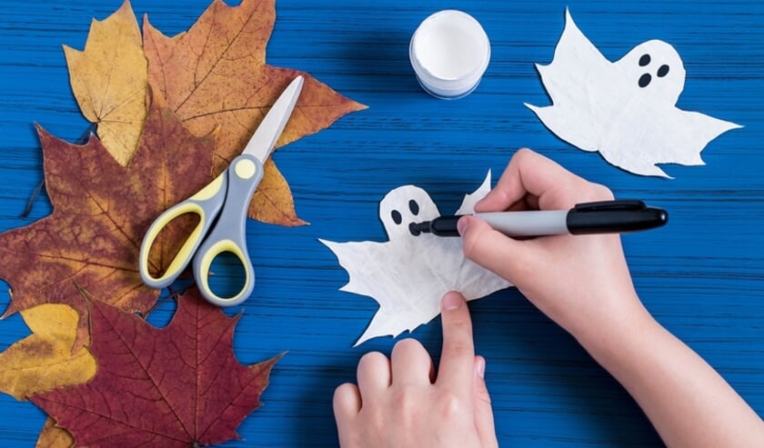 <p>Halloween-knutselen in peutercafé Leuth. (Eigen foto)</p>