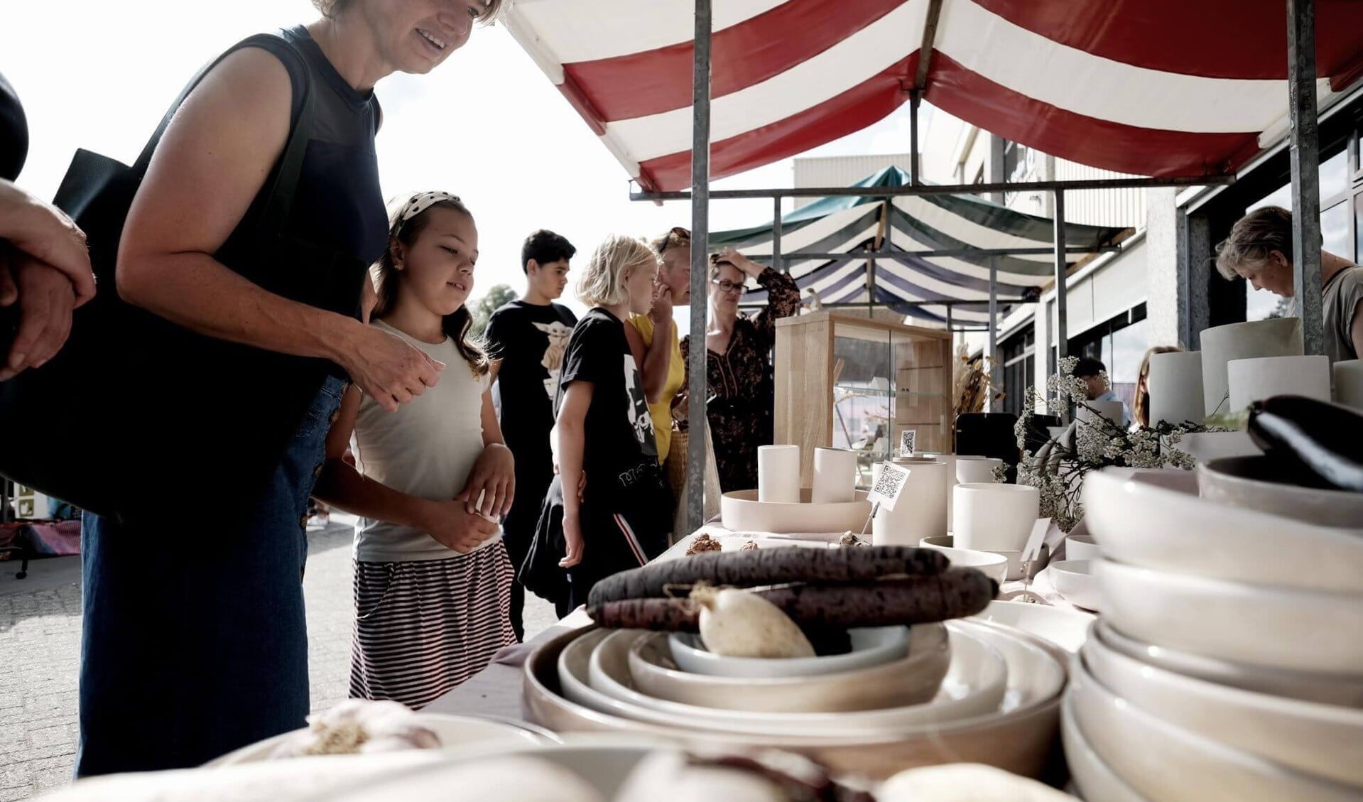 Bezoekers aan de NYMA makersmarkt.