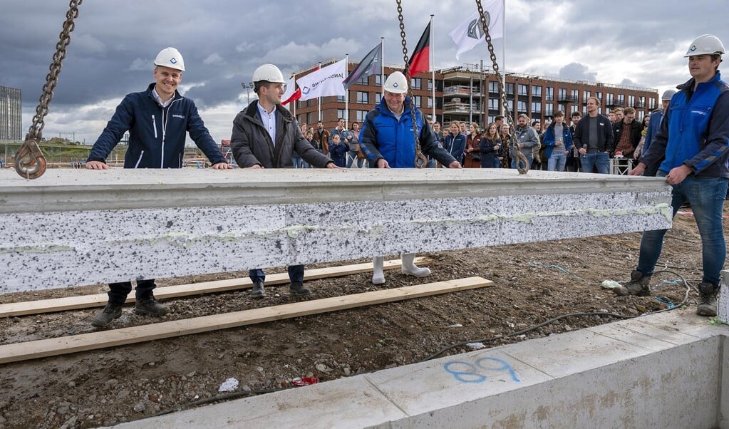 De vloerplaat wordt gelegd en tekent de bouwstart van blok Alver en Crevas. V.l.n.r. Alkin Kemperman, René Steman en wethouder Vergunst onder toeziend oog van Janssen de Jong Bouw.