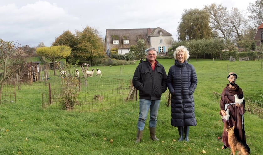 <p>Inge en Frank op de plaats waar het kapelletje gaat komen.</p>