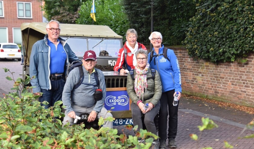 <p>Wandelaars genieten van de jeep nabij De Klok. (foto: Wim Woudt)</p>