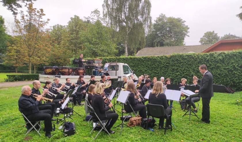 <p>Con Amore tijdens een van de pop-upconcerten op 25 september.</p>